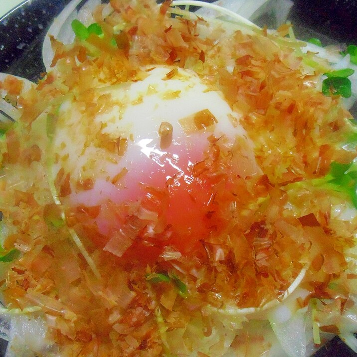 新玉ねぎのサラダ(温泉卵載せ)